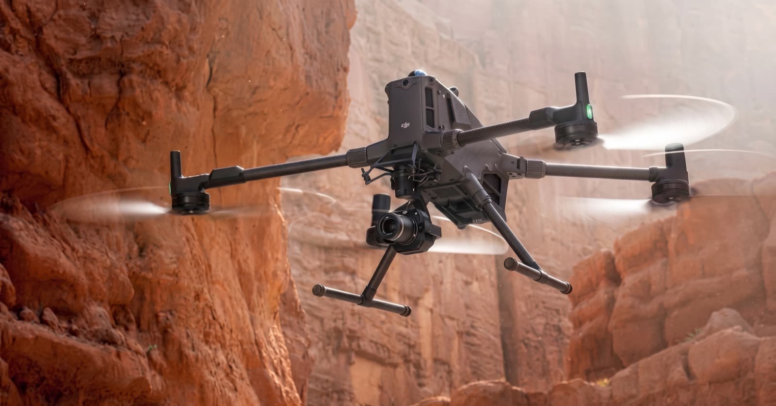 Dron DJI Matrice sobrevolando un cañón de roca