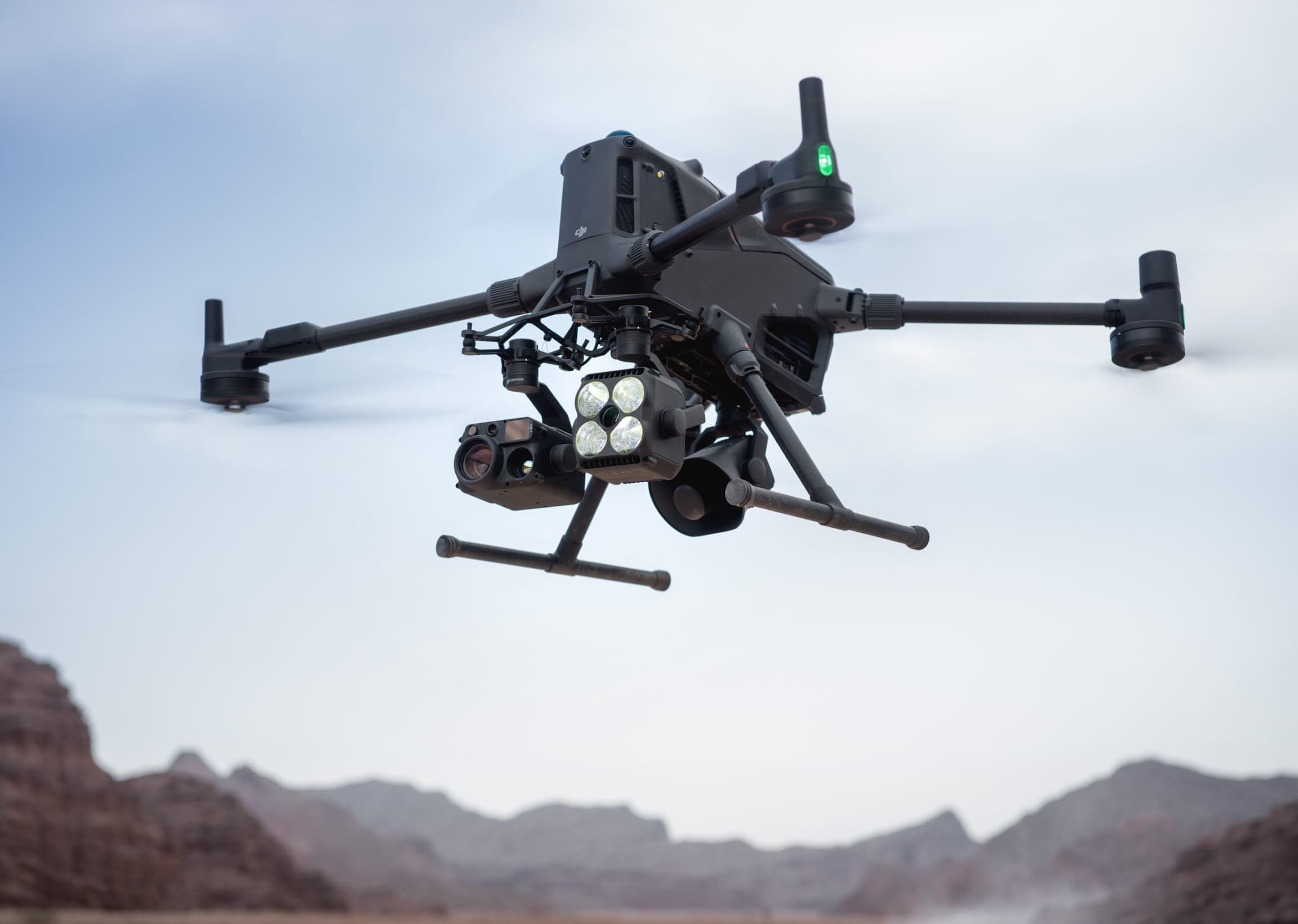 DJI Matrice 400 en vuelo, usado en programas de inspección industrial