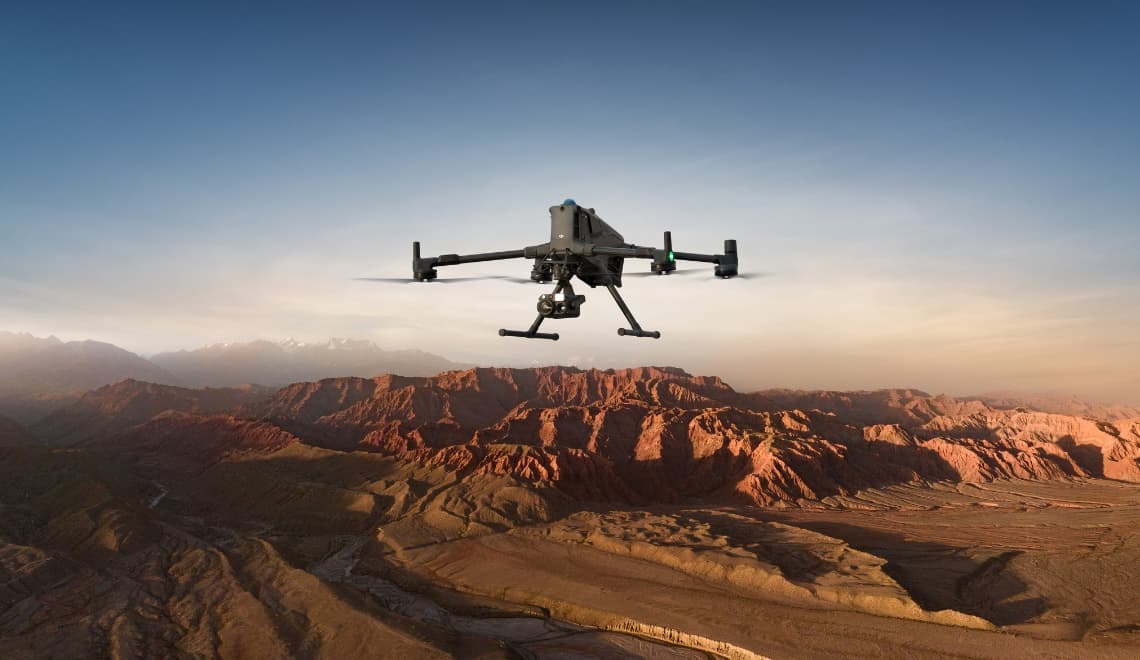 DJI Matrice 400 sobrevolando terreno industrial durante una misión de inspección